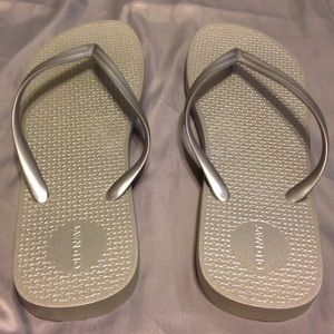 burgundy flip flops old navy